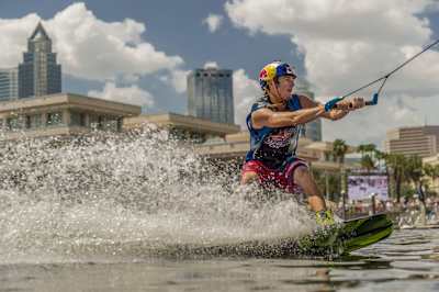 Adam Errington beim Wettkampf in der Kategorie Park beim Red Bull Wake Open in Tampa, Florida, USA, am 6. Juli 2013.