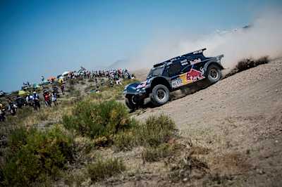 Carlos Sainz Dakar'da zirve için kapışıyor Carlos Sainz Dakar'da zirve için kapışıyor