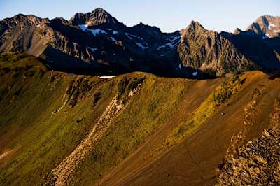 Evan Schwartz et Kris McMechan en VTT à London Ridge, près de Retallack en Colombie-Britannique
