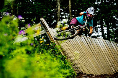 Darcy Turenne en acción en el Åre Bike Park de Suecia.