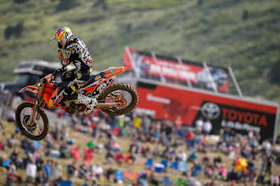 Marvin Musquin demonstrates a proper tear-off pull