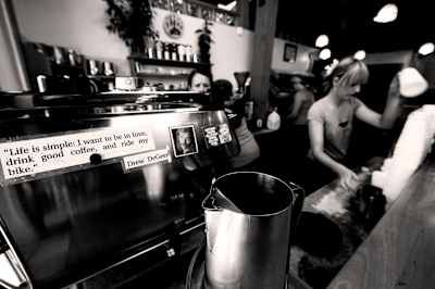 Quelqu'un veut un café ? Quelqu'un veut un café ?