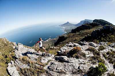 Ultra-alergatorul din Africa de Sud Ryan Sandes se antreneaza pe Table Mountain, in Cape Town.