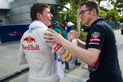 Max Verstappen hablando con un miembro de Toro Rosso durante el Gran Premio de Malasia de F1.