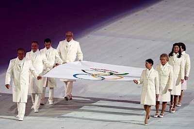 Алан «Alan» Енилеев несёт Олимпийское знамя