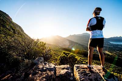 Ryan Sandes disfruta la vista desde Table Mountain, Ciudad del Cabo, el 21 de enero de 2015.