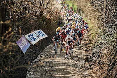 The peloton hits the Koppenberg
