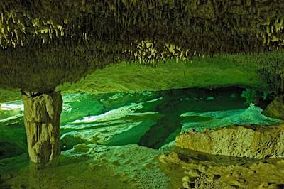 Ein Fluss fließt durch - ja genau - den Untergrund