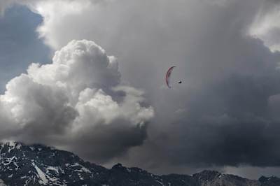 Um parapentista durante o Red Bull X-Alps 2013
