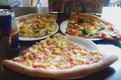 Pizza i Red Bull na stole