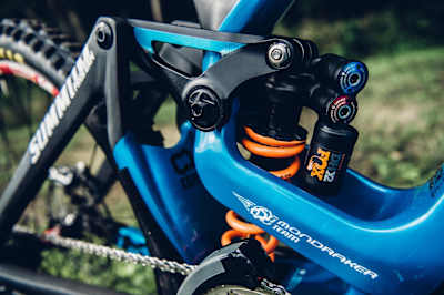 Amortiguador trasero Fox DHX2 en la bici Mondraker Summum de Danny Hart para la Copa del Mundo de Descenso MTB.