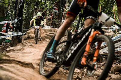 Maxime Marotte y Mathias Flückiger pelean en la carrera de la XCO World Cup en Cairns el 24 de abril de 2016.