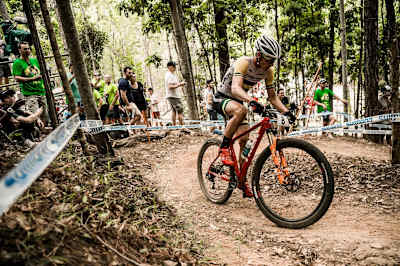 Sentado y echado hacia adelante