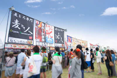 ご当地グルメのほか、エスニック料理やデザートなどメニューも充実