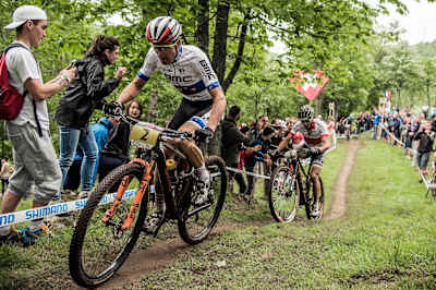 Julien Absalon y Nino Schurter luchando entre ellos en La Bresse XCO World Cup el 29 de mayo de 2016.
