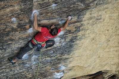 Kletterer an einer Steilwand