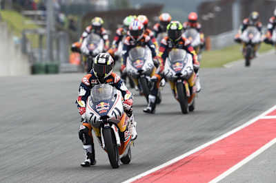 Red Bull MotoGPルーキーズカップでも内足外しは主流のスタイル