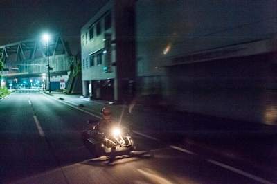 法規的にも高速には当然乗れない。東海道をただひたすらに走る。 法規的にも高速には当然乗れない。東海道をただひたすらに走る。