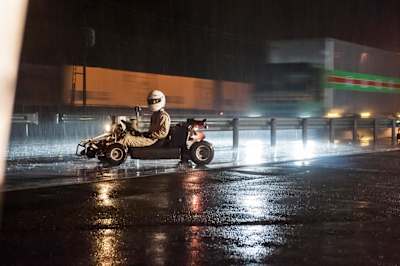 無論、傘なんて役に立つはずがなくこの有様。 無論、傘なんて役に立つはずがなくこの有様。