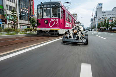 路面電車との夢のデッドヒート。 路面電車との夢のデッドヒート。