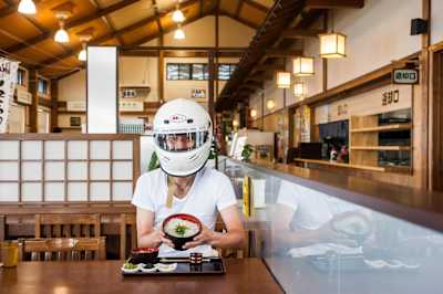 たとえ旨いシラス丼を目の前にしてもメットは脱がない。それがレーサーの嗜み。 たとえ旨いシラス丼を目の前にしてもメットは脱がない。それがレーサーの嗜み。