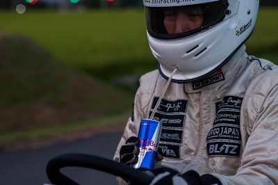 そして僕にはレッドブル・エナジードリンクを。 そして僕にはレッドブル・エナジードリンクを。