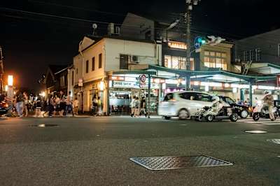 ついに到着した、京都は祇園。古都ではカートいう乗り物がひときわ異彩を放つ。 ついに到着した、京都は祇園。古都ではカートいう乗り物がひときわ異彩を放つ。
