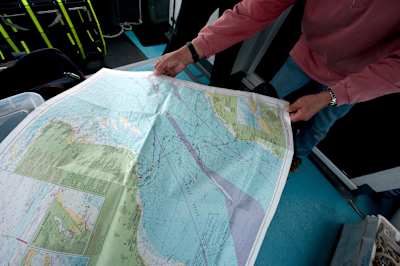 海図を見ながらコースを決めていく 海図を見ながらコースを決めていく