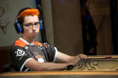 DrHippi evita o Fiery War Axe do adversário.