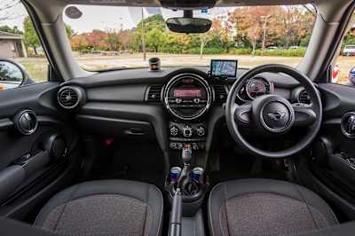 クラシック・ミニから継承される巨大なセンターメーターにはオーディオパネルが埋め込まれる。