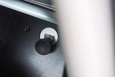 シート裏に設置されたノブを引くことで、クーラーボックスがオープンする仕組みとなっている。