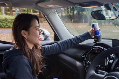 センターコンソールの純正ホルダーの他、ダッシュボード上にRed Bull専用のカップホルダーを装備。