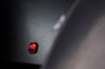 シート背面にあるクーラーボックスのON/OFFスイッチ。不使用時はOFFにしてエナジー消費を抑える。