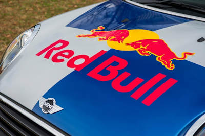 ボンネットにRed Bullロゴが配置され、全体にわたってRed Bullカラーに彩られる。