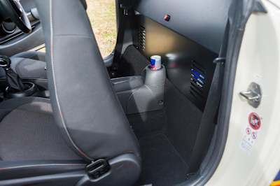 後部座席スペースがクーラーボックスになった2シーター仕様。リクライニング量は極小だが、居住性は良好。