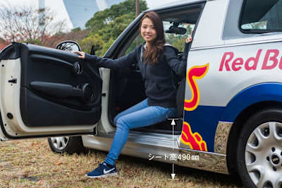 ミニバンに比べルーフは低くフロア段差もあるが、乗降性は良好。ドアは大きくぶ厚いが、軽々と開閉可能。