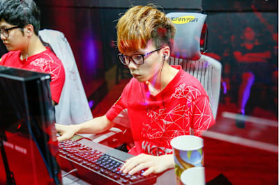 Gear is holding down HKES in mid lane