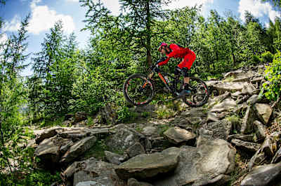 Un rider salta en el BikePark Wales, Reino Unido.