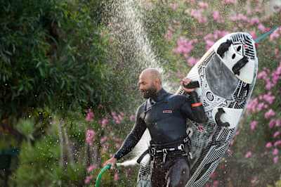 Alaçatı'daki sörf eğitmeni Abdurrahim Korkmaz'ın günleri böyle geçiyor