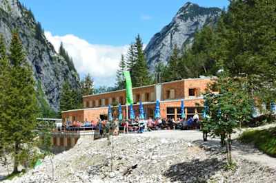 Noch ganz frisch: die neue Höllentalangerhütte