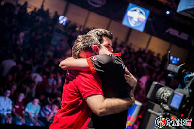 Lucas Rojo llevó a la victoria a G2 Vodafone Lucas Rojo y Sou se abrazan en la final de Gamergy