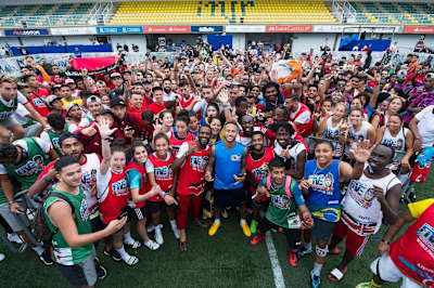 Neymar Jr with the participants at the Neymar Jr's Five 2018 World Finals