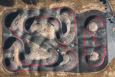 Luftaufnahme des Pumptrack Urnäsch in der Schweiz