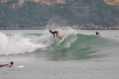 Kim Chareonbood beim Surfen.