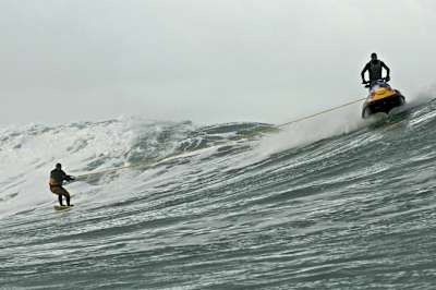 큰 파도의 속도를 맞추기 위해 제트스키의 동력을 이용합니다.