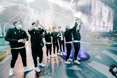 Команда Team Spirit празднует победу на соревнованиях The International 10