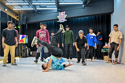 Flying Machine conducting a workshop in Pune as part of the Red Bull BC One Local Hero Tour