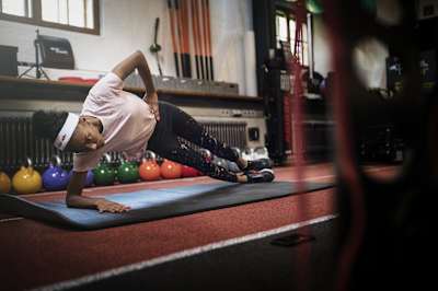 Лариса Япихино стоит в планке