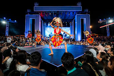 Para penari tradisional Reog Ponorogo memukau penonton di Final Nasional Red Bull Dance Your Style 2025 di Jakarta, memadukan seni dan penampilan dinamis di atas panggung