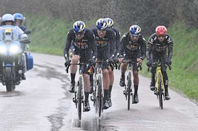 Die Fahrer des Teams Red Bull BORA hansgrohe, darunter Tim van Dijke und Nico Denz, kämpfen sich auf der 4. Etappe der Paris Nice 2026 von Bourges nach Uchon in Frankreich durch den Regen